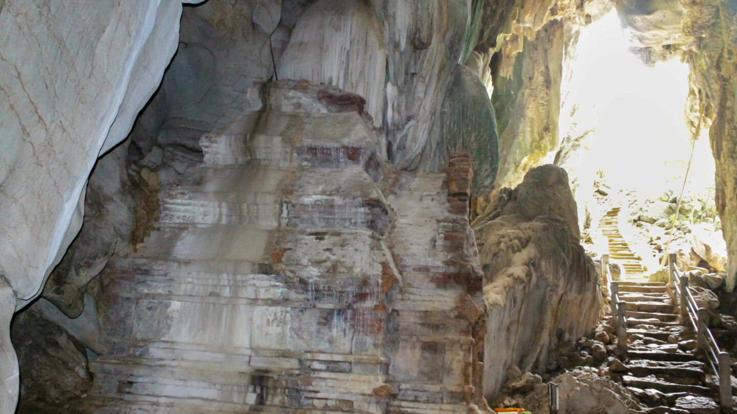 Phnom Chhngok Cave Temple Kampot visit cambodia