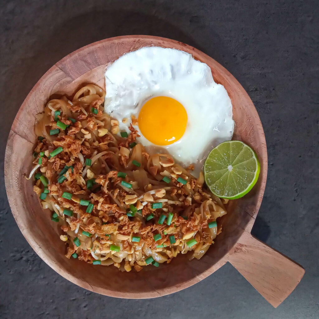 Nouilles de riz sautées avec œuf au plat