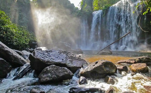 Montagne Kulen, la cascade et le temple de Banteay Srey