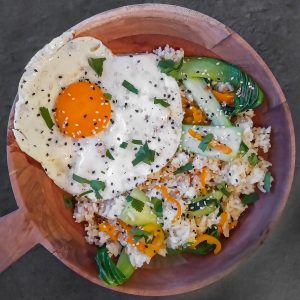 Riz sauté aux légumes et œuf frit