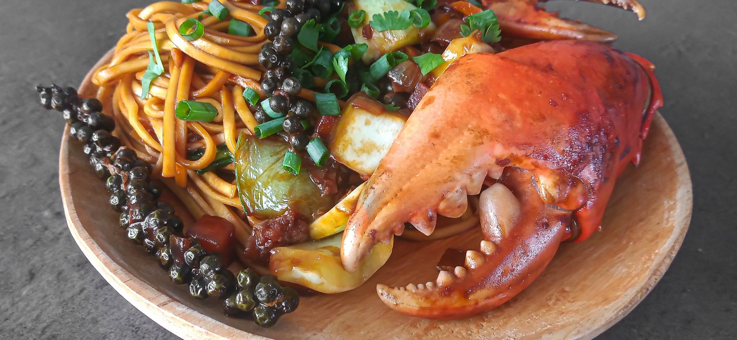 Stir-fried noodles with vegetables and mangrove crab